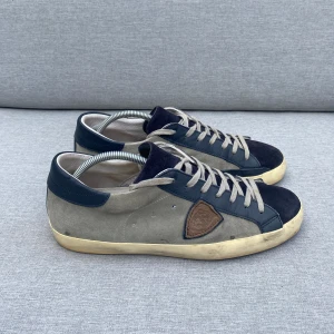 Philippe model skor - Tja! Säljer ett par Philippe model skor i storek 43. Skicket är 8/10. Vid frågor är de bara att höra av dig🙌