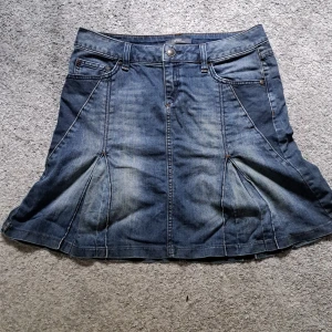 Esprit jeanskjol - Jätte fin och vintage jeanskjol från esprit. Andvänt men bra skick. Den är köpt på second hand men säljer för att den inte passar mig. Skriv gärna för frågor. 