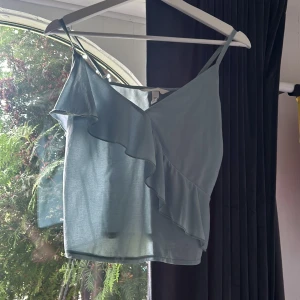 Hm linne - Säljer ett super snyggt linne från H&M från förra året. Använd några få gånger 