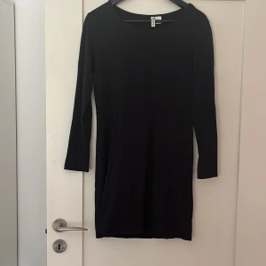 Svart klänning - Säljer denna svarta klänningen. Det är en tajt modell och är i fint skick.