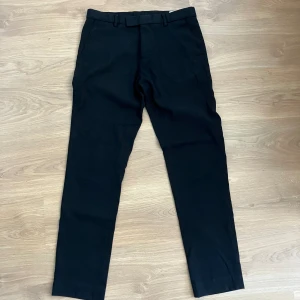 Svarta tybyxor - Säljer ett par svarta tygbyxor från märket Hampton Republic i storlek 30x32.