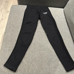 Träningsbyxor  - Säljer mina fina svarta träningsbyxor i storlek xs från iciw,har bara provat dom så dom är som nya. De är som små hål på sidan och andra fina detaljer.