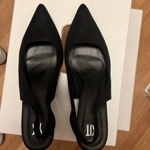 Svarta klackskor från Din Sko - Använt en gång, strl 39