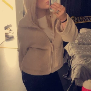 Hm teddyjacka - Hm teddyjacka, knappt använd, skriv vid minsta fundering💞