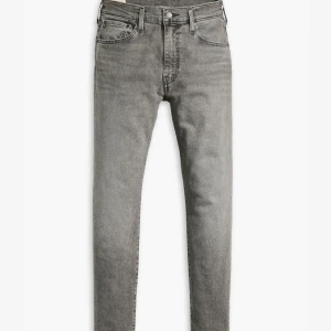 Levis 512 - Välanvända men riktigt snygga och sitter riktigt perfekt 👌  Size 31/32