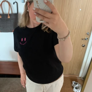 T-shirt med tryck - Säljer denna coola t-shirt från zalando med tryck på fram och baksida. Tröjan är aldrig använd och jag är rätt säker på att den inte går att få tag i längre. den är i one size vilket jag tror skulle passa S/M främst.