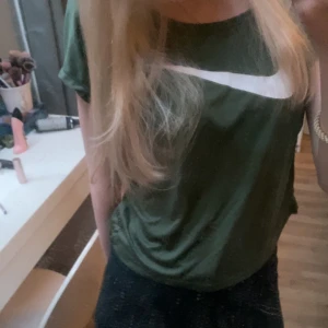 Tränings t-Shirt från Nike  - Tränings t-shirt från Nike i storlek XS. Klicka INTE på köp direkt då det är en Intressekoll. Den är extremt fin och i bra skick, inga defekter vad jag sett. 