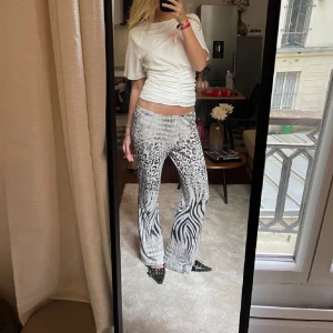 Leopard byxor - Säljer dessa skitsnygga byxorna i blandat djurmönster, då jag har två😇(Första bilderna lånade av tidigare ägare) 