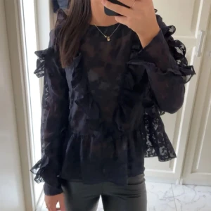 Spets blus - Säljer denna jätte fina spets blus med inga defekter. Pris kan diskuteras💕