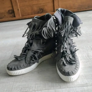 Fransk skor  - Likande casadei skor i stl 36 men passar 37. Aldrig använda!