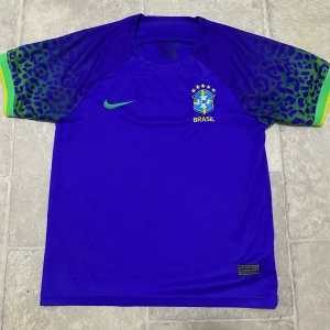 Brasiliens borta tröja - Brasiliens blåa borta tröja. Storlek 155/160 Jättefin tröja för endast 160kr. Köpt för 400kr. säljer eftersom det inte passar mig. Det som är bra med tröjan är att det står inget på ryggen så du kan lägga vad som helst på.