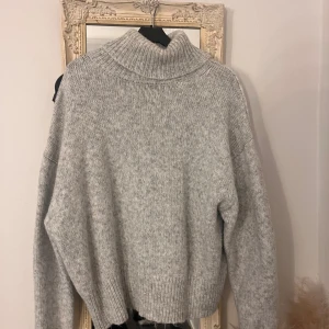 Stickad tröja  - Superfin stickad tröja med lite högre hals, använd max 3-4 gånger.💞