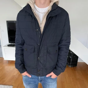 Massimo dutti jacka  - Säljer nu denna as feta Massimo dutti jackan som är perfekt till vintern. Jackan är i nyskick. Hör av er vid frågor eller funderingar. 