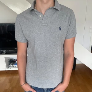 Ralph lauren pike  - Säljer nu denna rikigt snygga raffe piken som är i ny skick!🤩🤩🤩 Den är i storlek S. Först till kvarn! 