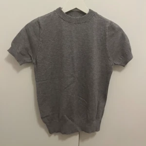 Stickad t shirt  - Stickad t shirt, aldrig använd, storlek S💕