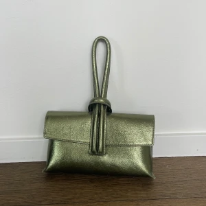 Vintage italiensk väska - Säljer min vintage väska jag köpte i Milano. Äkta läder. Kvaliten och designen är så otroligt bra. Älskar den här väskan, det är verkligen ett statement plagg❤️❤️