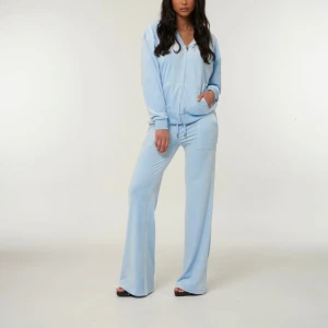 Juicy Couture  - Jag säljer mitt juicy set som är använt 3-4 ggr, settet ligger bara och skräpar i min garderob därav är det bättre att sälja det.  Foto på mitt pass skickas i samband med köp:) 