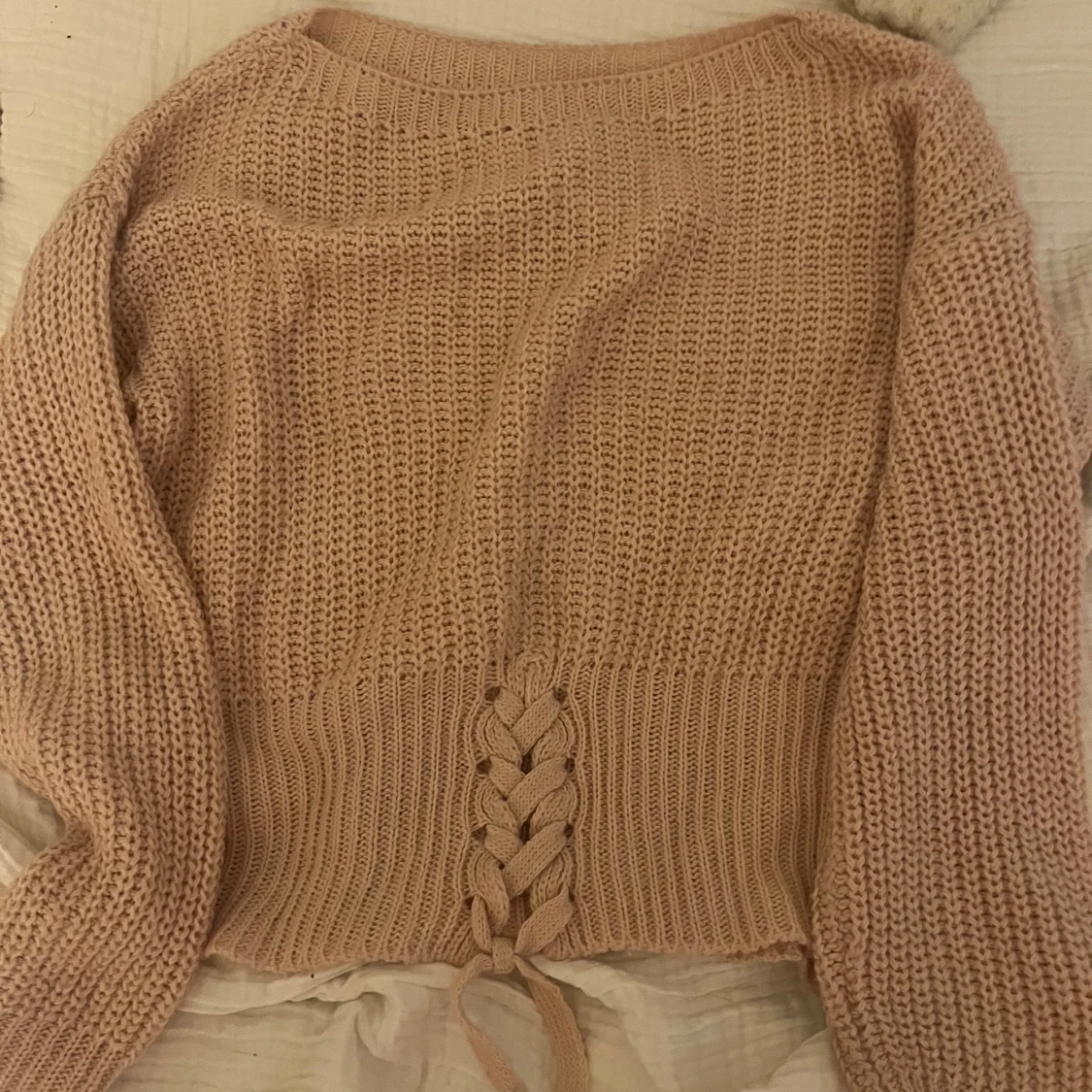 Stickad tröja med knyte