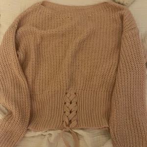 Stickad tröja med knyte - Fin stickade tröja med knyte