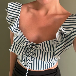 Gullig sommartopp - Gullig sommartopp med marinblå och vita ränder. Väldigt bra skick!