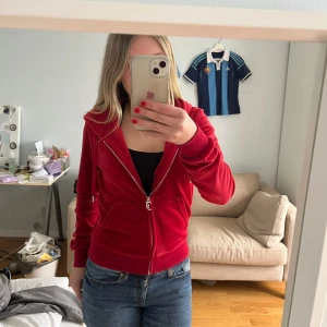 Juicy kofta - Tröjan är i väldigt bra skick och är i stolek S. Säljer pågrund av att den inte kommer till användning längre. Skriv om du har några frågor. Köparen står för frakten💖