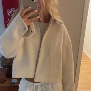 vit jacka  - så snygg och perfekt till sommarkvällar eller sensommaren  Köpt i London Den har en liten fläck (kolla sista bild) men borde gå att få bort 💞💞 Är öppen för prisförslag 