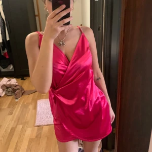 Klänning - Rosa glansig klänning,helt ny oanvänd 