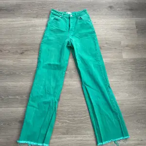 Skitsnygga gröna jeans från Zara i strl 34. Jeansen är högmidjade. Säljer då de är för små för mig. 🤍Frakt tillkommer!