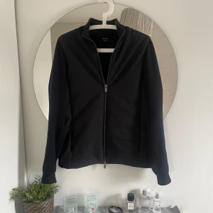 Cardigan - En otroligt snygg cardigan från Massimo Dutti. Färgen är mörkblå men ses som svart skulle jag säga. Och om du har några funderingar är det bara att höra av sig ✌️