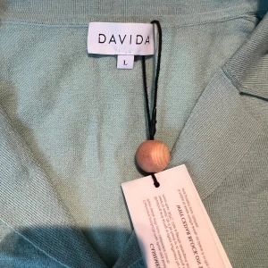 Cashmere tröja  - Materialet ser konstigt ut när man fotar så den ser inte ut som på bild 1. En grön cashmere tröja från Davida. Den är i storlek L. Säljer den pågrund av att den är för stor, lappar medföljer. Nypris 2500kr och jag säljer den för 1000kr. 