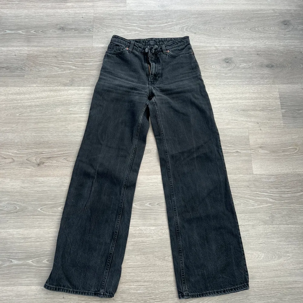 Högmidjade svarta jeans från Monki i strl 25. Säljer då de är för små för mig. 🤍Frakt tillkommer!. Jeans & Byxor.