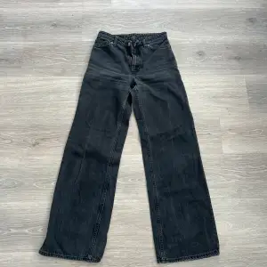 Högmidjade svarta jeans från Monki i strl 25. Säljer då de är för små för mig. 🤍Frakt tillkommer!