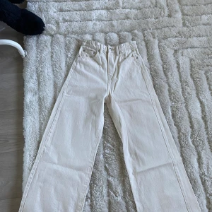 Jeans  -  Beiga jeans från Gina Tricot, knappt använda, fint skick😜