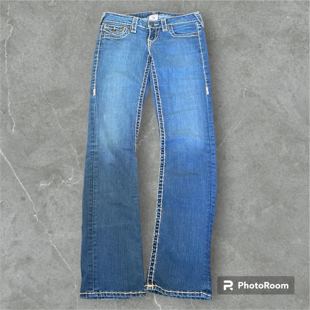 BILLY SUPER T fat stitch lowwaist lätt utsvängda true religion jeans 😻 hon i bilden är 176cm lång - mått: midja 37cm, innerbenslängd 82cm. Jeans & Byxor.