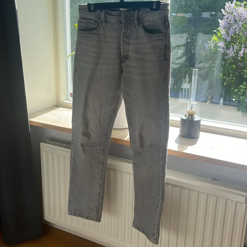 Ett par Snygga Jack & Jones jeans, bra skick, nypris 600kr mitt pris 199kr. Skriv vid minsta lilla 💭!. Jeans & Byxor.