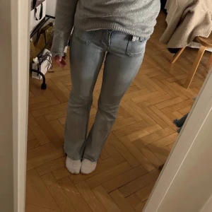 Lågmidjade jeans  - Skit snygga lågmidjade jeans😍har bara den bilden med dom på då dom inte passar! Dom har slitningar nere vid fötterna men det är design, bra skick men en liten bleknad fläck på låret men inget som man tänker på❤️