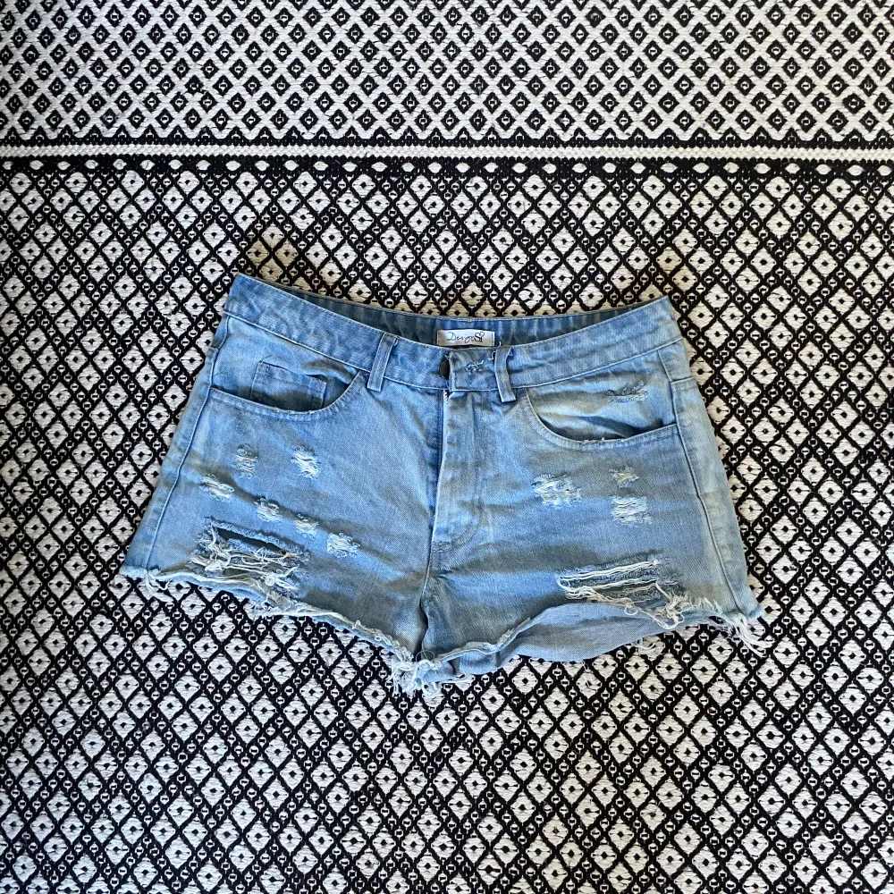 Superfina jeansshorts från design by sí, använda 1-2 gånger. Pris går att diskutera 💞. Shorts.