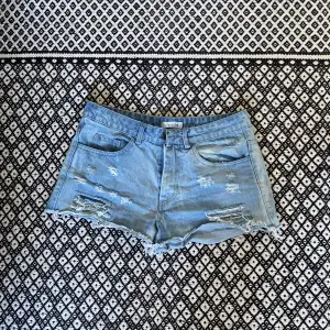 Superfina jeansshorts från design by sí, använda 1-2 gånger. Pris går att diskutera 💞
