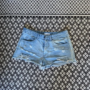 Jeans shorts - Superfina jeansshorts från design by sí, använda 1-2 gånger. Pris går att diskutera 💞