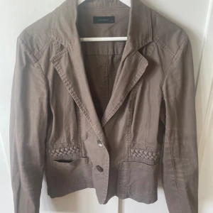 Kavaj-jacka - Brun kavajjacka som har använt fåtal gånger men har tyvärr inte kommit till så stor användning. Den är köpt på Zalando men är ursprungligen från Vera Mode. Storleken är i 42 men jag är själv storlek 36-38 och den passar som en vanlig jacka/kavaj. 