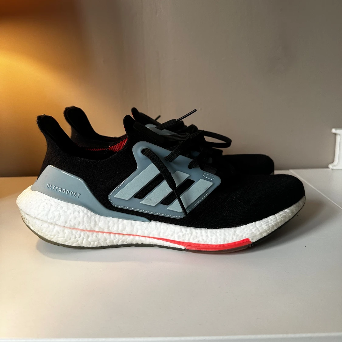 Adidas ultraboost 22 svart/vit/blå - 90