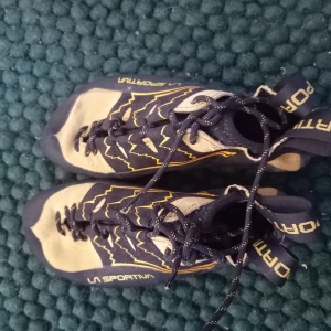 Klätterskor  - Jättebra klätterskor. Skarpa xs edge. Max 2h på vägg så nya.dom var för små.