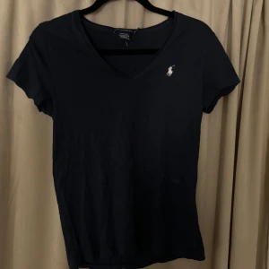 Ralphlauren  - Säljer denna Ralphlauren tröja. Har ett mini hål i bak som inte syns 