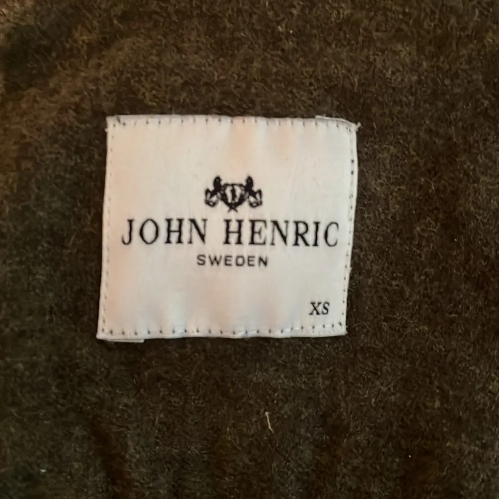 Säljer denna militärgröna John Henric Overshirt då den är för liten på mig. Skick: 9/10 (Använd endast 2 gånger). Skjortor.