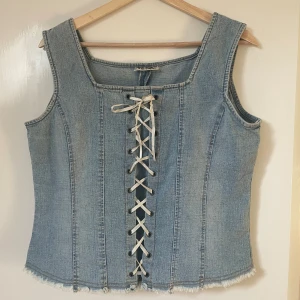 Jeanstopp med snörning - Säljer pga för stor för mig, fint skick. Går säker att sy in eller sy till en tubtopp eller kjol.