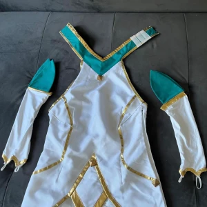 League of legends star guardian neeko cosplay - Only been tried on. Bought for 2000kr originally. Includes: Tail + fabric to sew over the tail for a more accurate look, 2 Skirts,shirt,sleeves,Bows and stars,Wig, ”skin suit, socks.  The gold parts on the socks has fallen off, its an easy fix though