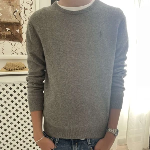 Ralph Lauren Kashmir - En otroligt snygg å laidback Kashmir tröja från Ralph lauren! Perfekt för sommarkvällarna och i ett skitbra skick! 10/10 för ett jättebra pris, använd några fåtal ggr! Nypris 3500! Priset ej hugget i sten, men 1800kr direktköp!