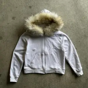 intressekoll på min 2023 release av soundlesseras eskimo hoodie, säljer bara vid rätt pris 🙈 sjukaste passformen, sjukaste pälsen ba skitzad hoodie. ken carson, playboi carti, opium, fur hoodie, grisch osv