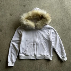 soundlessera fur eskimo hoodie - intressekoll på min 2023 release av soundlesseras eskimo hoodie, säljer bara vid rätt pris 🙈 sjukaste passformen, sjukaste pälsen ba skitzad hoodie. ken carson, playboi carti, opium, fur hoodie, grisch osv