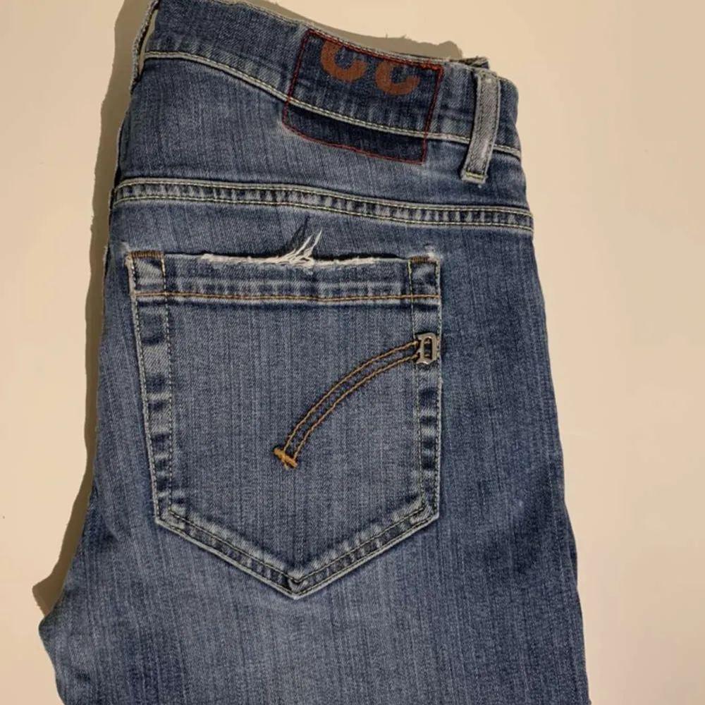 Strl 32 snygga jeans från Dondup i bra skick, i modell george, hör av er vid frågor samt övriga funderingar.. Jeans & Byxor.